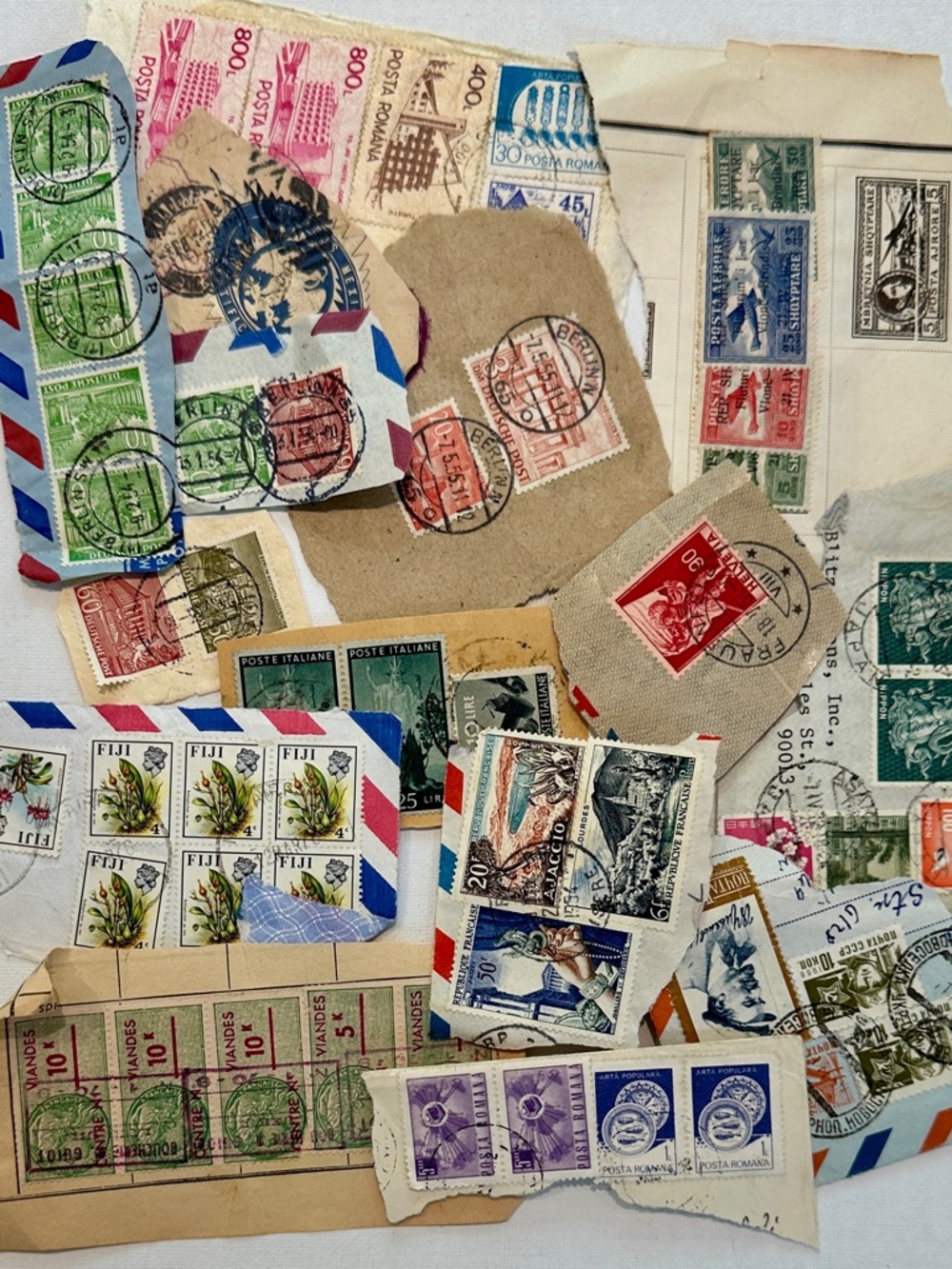 Approximately 750 Vintage International and US Postage Stamps - Weight is 3 0z - Picture 7 of 10